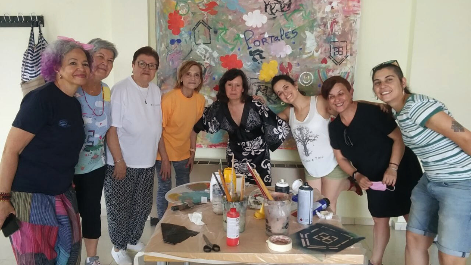 Un grupo de mujeres posan durante un taller