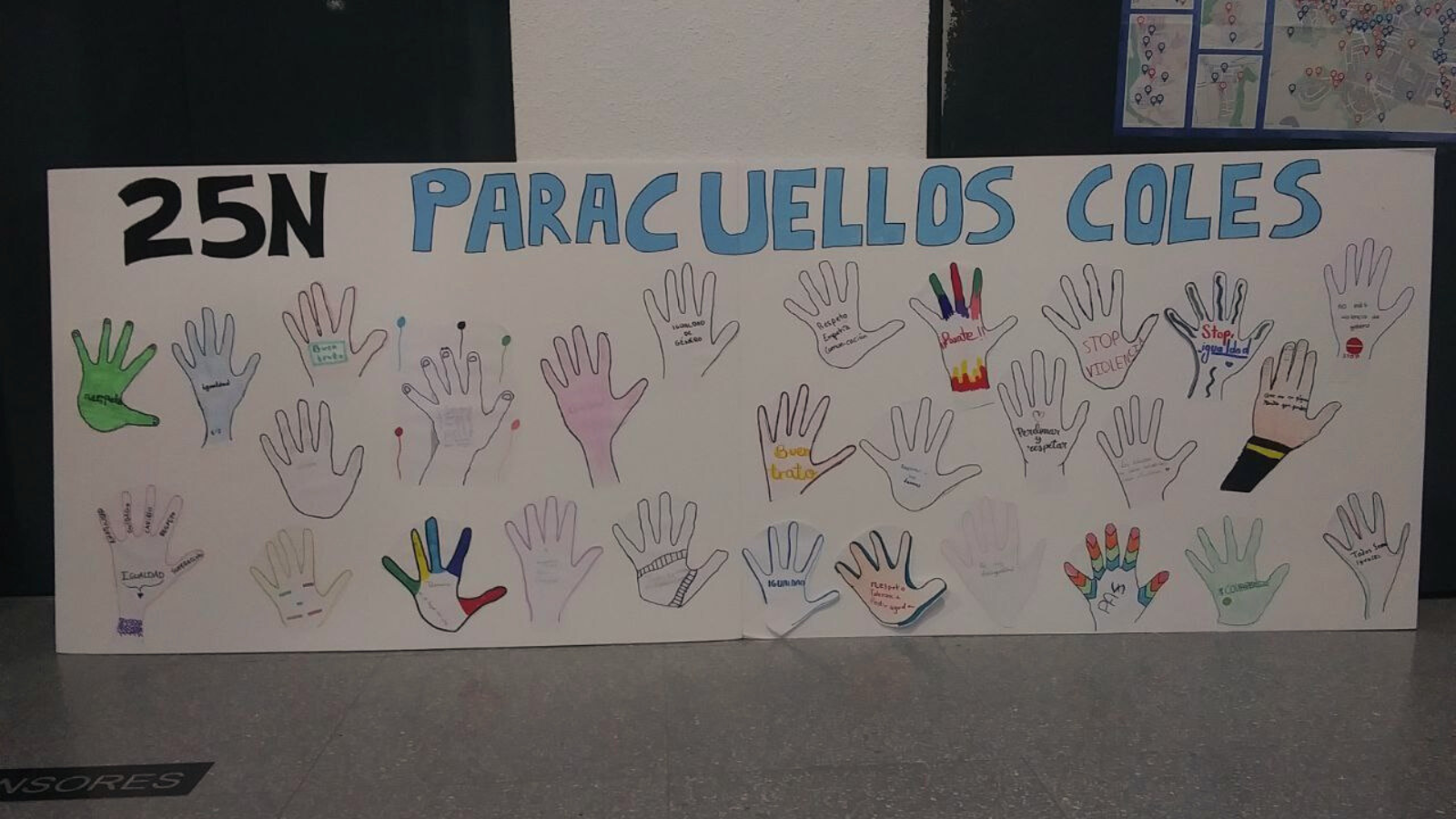 Mural creado con manos pintadas por los participantes en el espacio de sensibilización